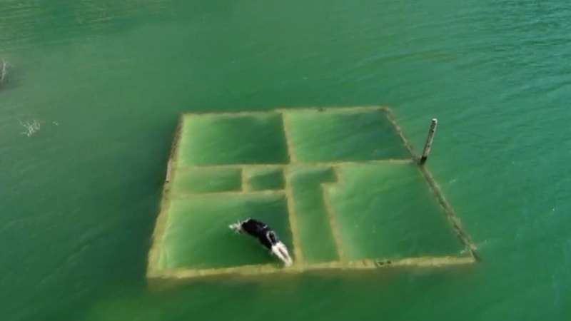 Yusufeli'de baraj sularına gömülen anıları için daldı