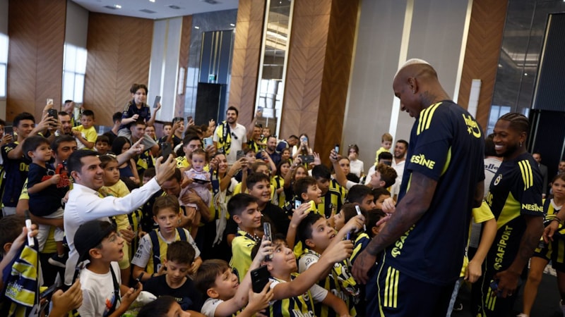 Fenerbahçeli oyuncular, Ankara'da çocuklarla buluştu