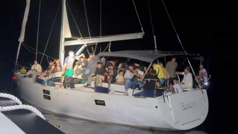 Muğla açıklarında sürüklenen teknedeki 56 göçmen kurtarıldı