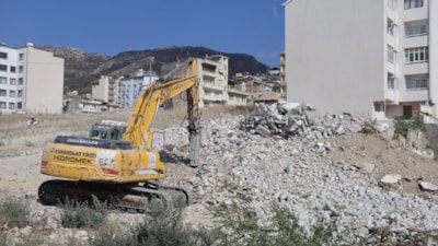 Hatay'da yıktığı binanın altında kalmaktan saniyelerle kurtuldu
