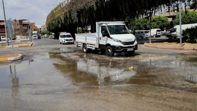 Adana'da su borusu patladı: Cadde göle döndü