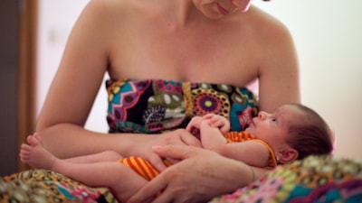 Bebeğinize başka annenin sütünü içirmeyin: HIV bulaşabilir