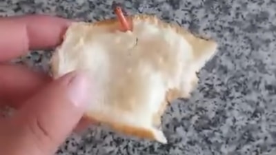 Diyarbakır'da marketten aldığı ekmeğin içinden kablo çıktı