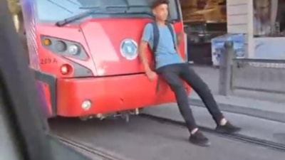 Bursa'da korku dolu anlar: Tramvayın arkasına oturarak seyahat etti