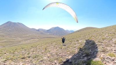 Yamaç paraşütü ile Erciyes'in zirvesine yaklaştılar