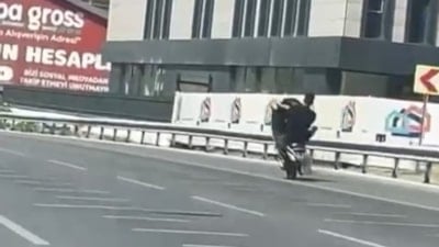 İstanbul'da motosikletlinin tek teker üzerinde tehlikeli yolculuğu kamerada
