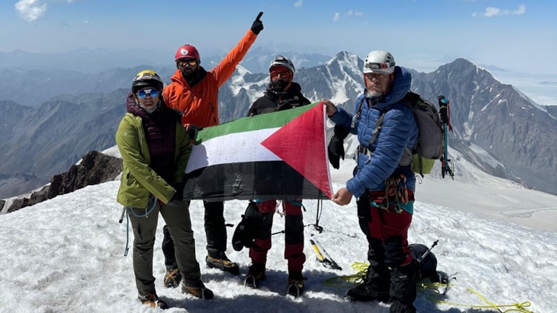 Kazbek Dağı'na tırmanan dağcılardan Filistin'e destek