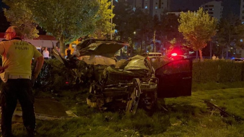 Kayseri'de tramvay yoluna uçan otomobil hurdaya döndü: 1 ölü