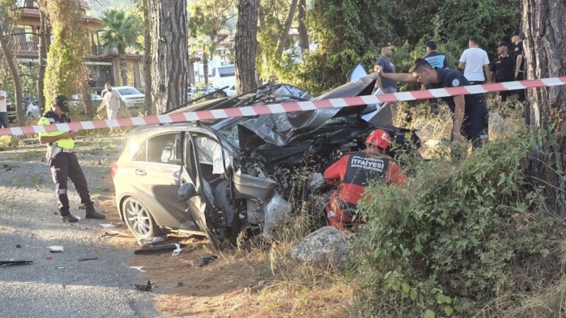 Muğla'da otomobil ağaca çaptı: 1 ölü, 1 yaralı