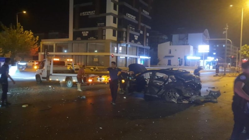 Antalya'da otomobil, kavşağa çıkan aracı biçti: 3 yaralı