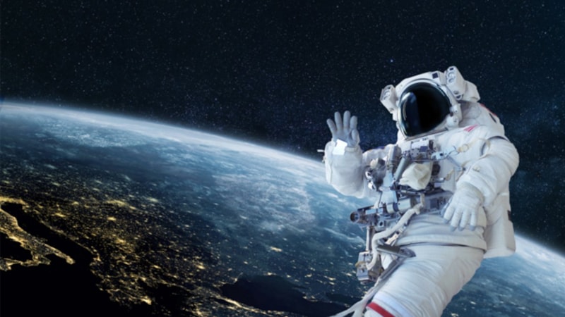 Japonya'da yaşlı kadını 'Uzayda mahsur kaldım' diyerek dolandırdı