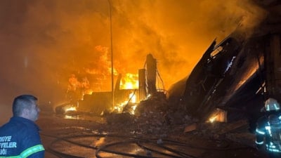 Uşak'ta tekstil deposu ve fabrikada yangın