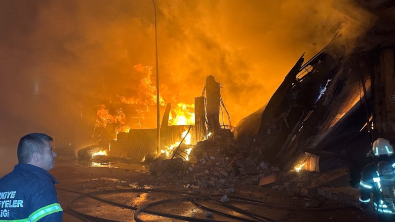 Uşak'ta tekstil deposu ve fabrikada yangın