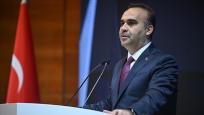 Bakan Kacır’dan Özel’e gönderme: Çekirgeler ürküyor diyen çıkmaz inşallah