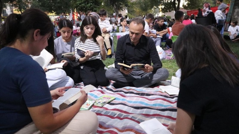 Siirt'te aileler çocuklarıyla parkta kitap okuyor