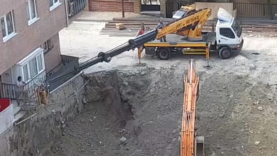 İstanbul'da temel kazısı sırasında bina girişi çöktü: Evlerine vinçle girdiler