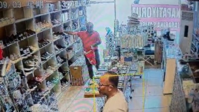 Kocaeli'de müşteri gibi geldiği mağazadan ayakkabı çaldı