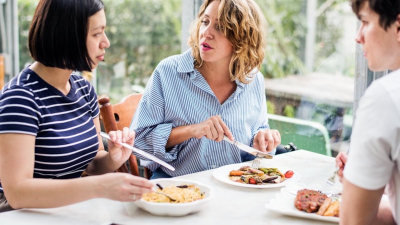 Yemek yerken konuşmayın: Bağırsaklarda hava birikiyor