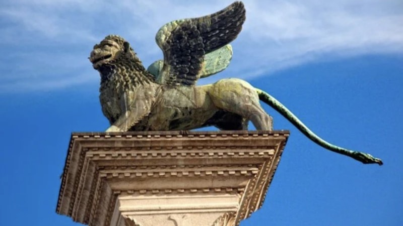 İtalya'da dünyaca ünlü heykel 'Çin malı' çıktı