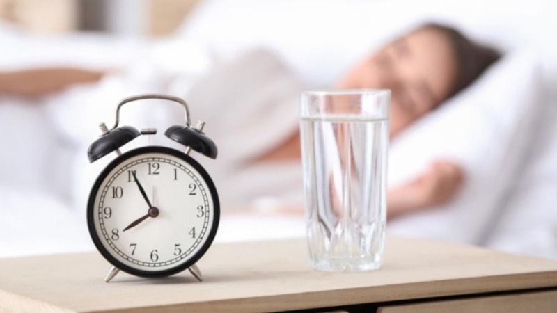 Başucunda olan kaldırsın! Meğer yatağın yanında 1 bardak su koymamak gerekiyormuş