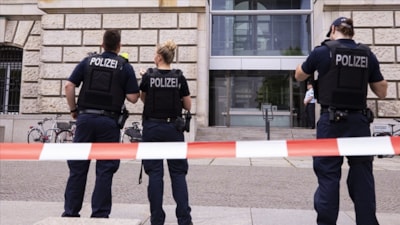 Alman basını duyurdu: Berlin'de bir araç kalabalığa daldı