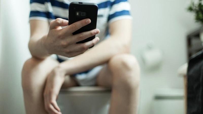 Tuvaletteyken akıllı telefonla vakit geçirmek hemoroid riskini artırıyor