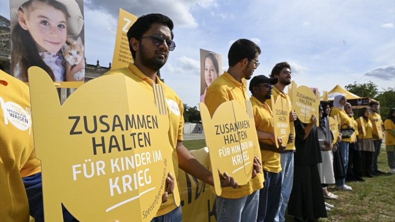 Almanya'da Federal Meclis binası önünde 