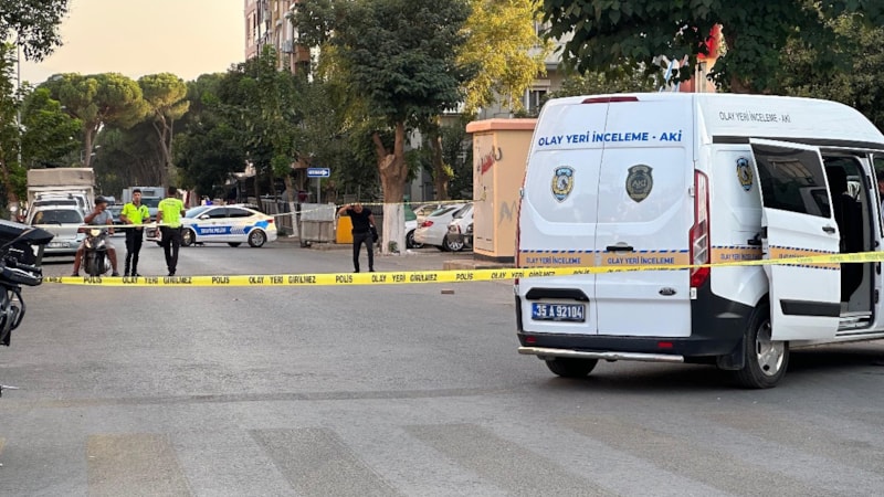 İzmir'de bir şahıs husumetli olduğu 3 kişiyi vurdu