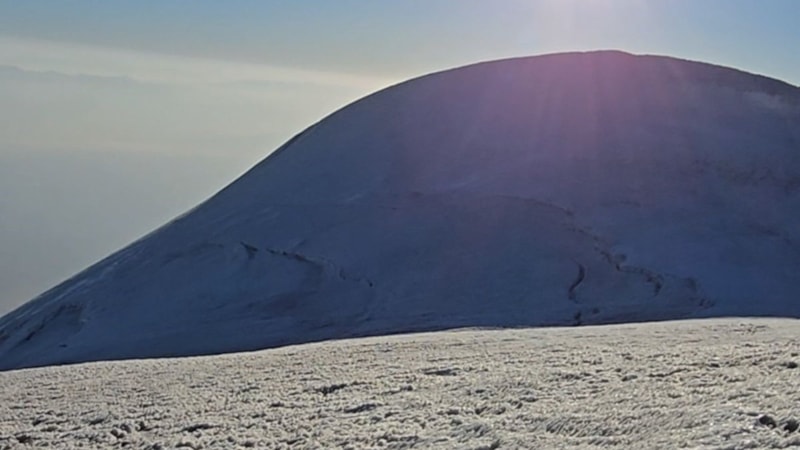 Ağrı Dağı'nın zirvesinde buzul çatlakları görüntülendi