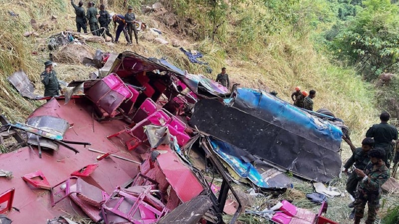 Sri Lanka'da yolcu otobüsü uçuruma yuvarlandı: 15 ölü