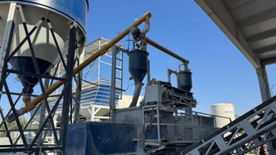 Isparta'da beton mikserine düşen fabrika işçisi can verdi