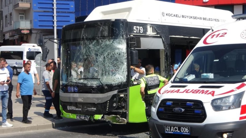 Kocaeli'de belediye otobüsü ile kamyonet çarpıştı: 1’i çocuk 6 yaralı