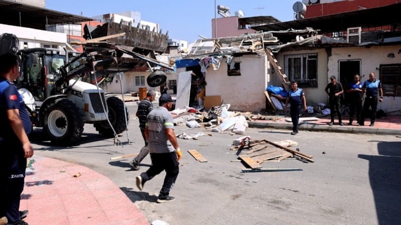 Mersin'de evinin etrafında hurda ve çöp yığan kişiye ceza