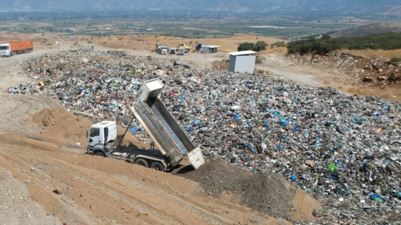 İzmir'de çöp krizi bitmek bilmiyor: Belediyenin uygulamasına jandarmadan operasyon