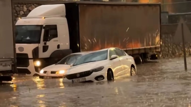 Manisa’da sağanak yağış sokakları göle çevirdi