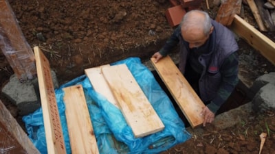 Giresun'da doğaya saygı gösteren yaşlı adam mezarını ahşaptan yaptırdı