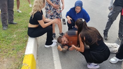 Antalya'da kuryelerin sohbeti kazayla sonuçlandı: 1 ağır yaralı