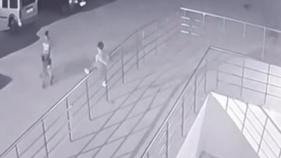 Ankara'da demir korkuluklara tırmanan çocuk, düşerek ağır yaralandı