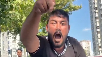 Kayseri'de cam silme bahanesiyle araç kaputuna yattı: Kamerayı görünce küfürler etti