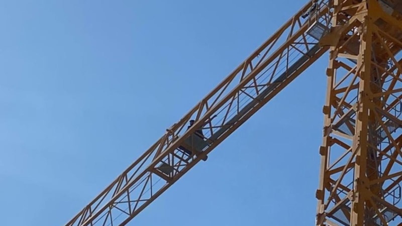 Adıyaman’da parasını alamayan işçi, kule vince çıktı