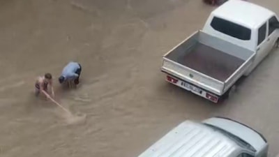 Bursa'da sağanak: Cadde ve sokaklar sular altında kaldı