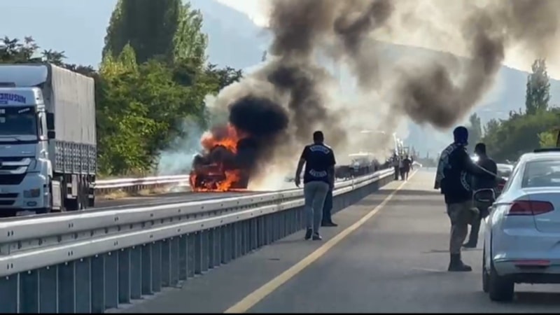 Elazığ'da seyir halindeki otomobilden alevler yükseldi
