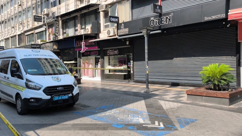 Mersin'de maskeli 4 kişi kuyumcuyu soydu