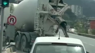 Hatay'da seyir halindeki mikser, dönüş esnasında yolu betonla kapladı