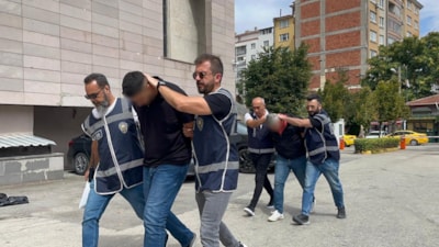 Eskişehir'de ambulansı kovalayan baba-oğul ters kelepçeli adliyeye sevk edildi