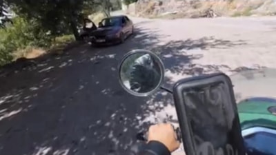 Kayseri'de motosikletli gezgine önce hakaret ettiler sonra taşla kovaladılar