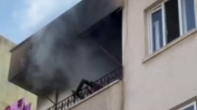 Mersin'de kiracı evi ateş verdi, mahalleli tepki gösterdi