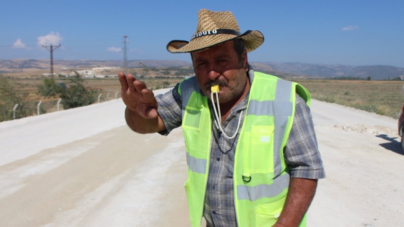Amasya’da yol işçisinin düdüğü trafiğe neşe katıyor
