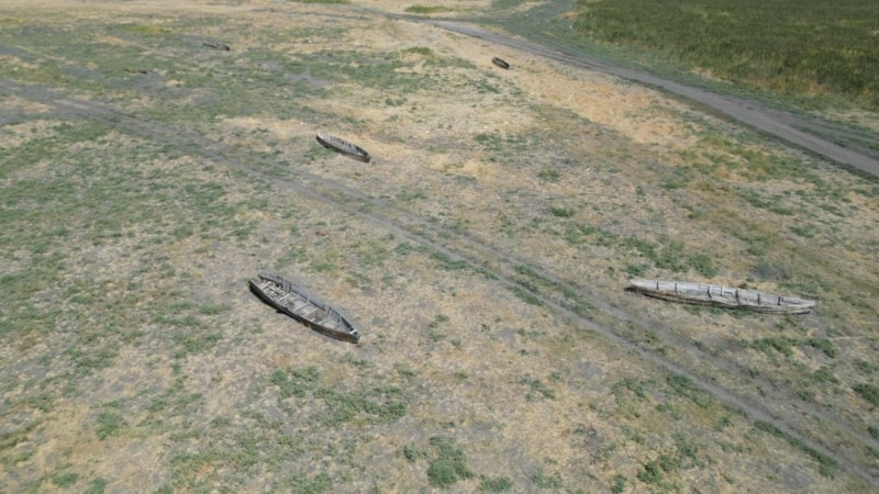 Eber Gölü’nde su çekildi: Kayıklar karada kaldı