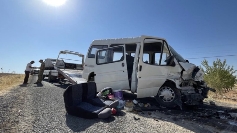 Şanlıurfa'da işçi taşıyan minibüs ile otomobil çarpıştı: 15 yaralı
